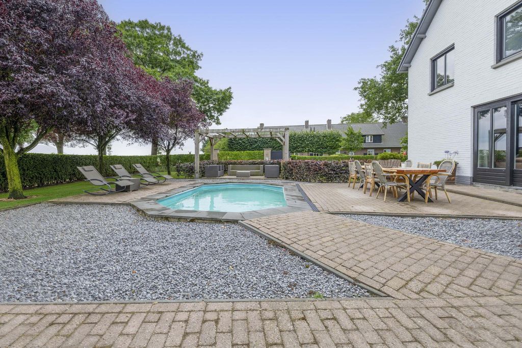 Property photo 2 of 49