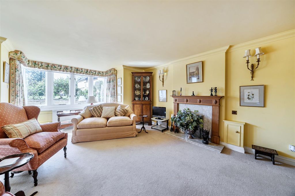 Property photo 3 of 18 Living Room