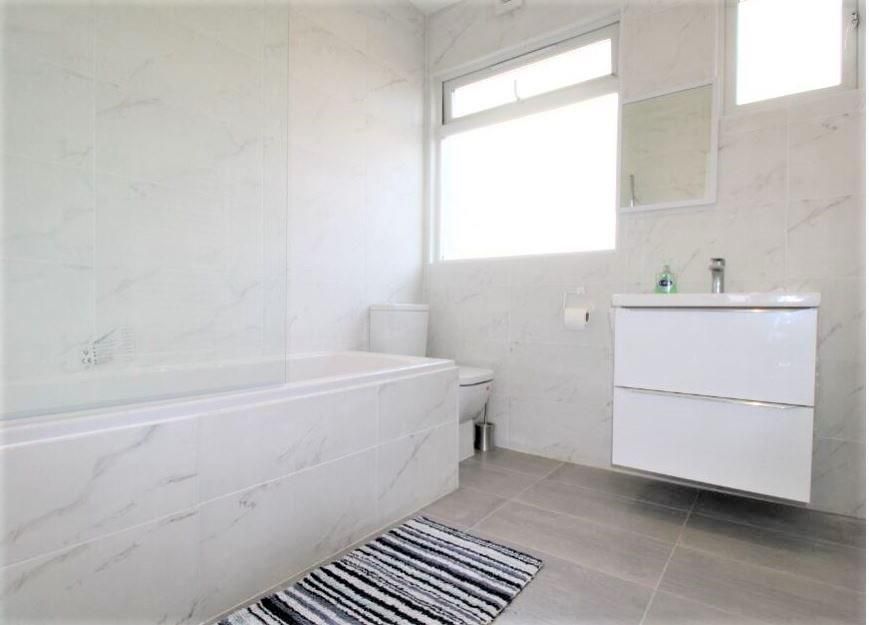 Property photo 3 of 6 95 Princess Avenue Bathroom.Jpg