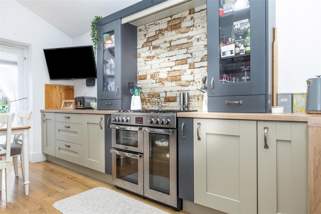 Property photo 3 of 28 Kitchen