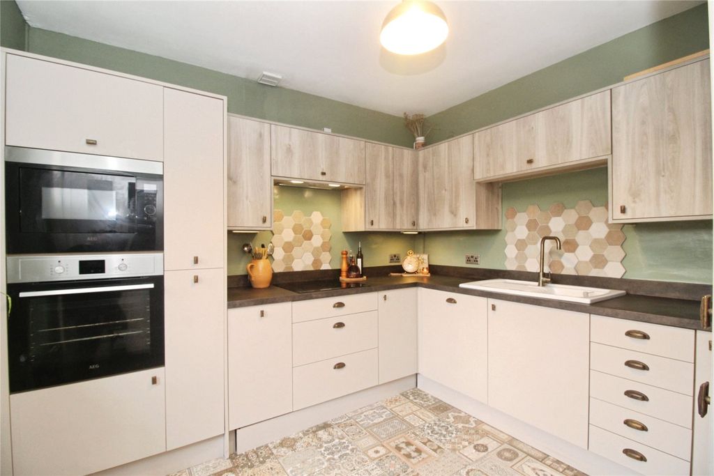 Property photo 2 of 10 Fitted Kitchen