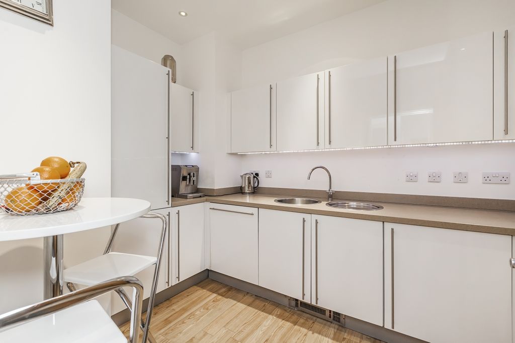 Property photo 3 of 12 505-Westminster-G...