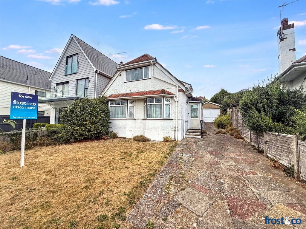Property photo 1 of 15 Whitecliff Cescent