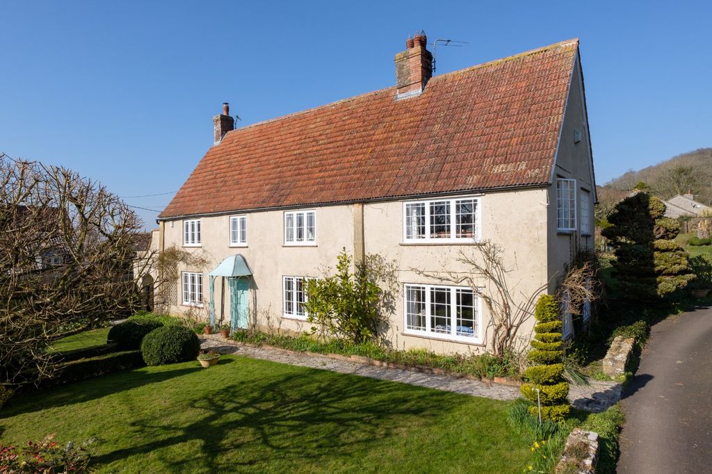 Property photo 1 of 19 Hill Hollow House