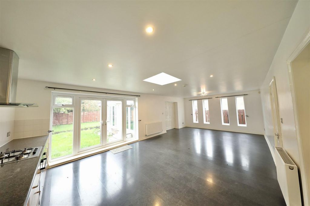 Property photo 3 of 18 Kitchen Diner