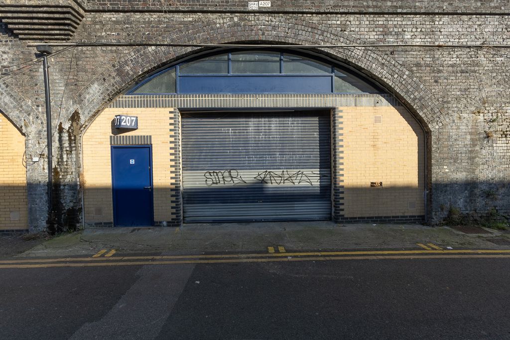 Property photo 2 of 5 The Front Of An Arch.