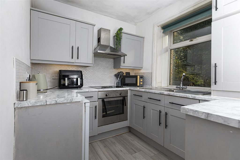 Property photo 3 of 18 Kitchen