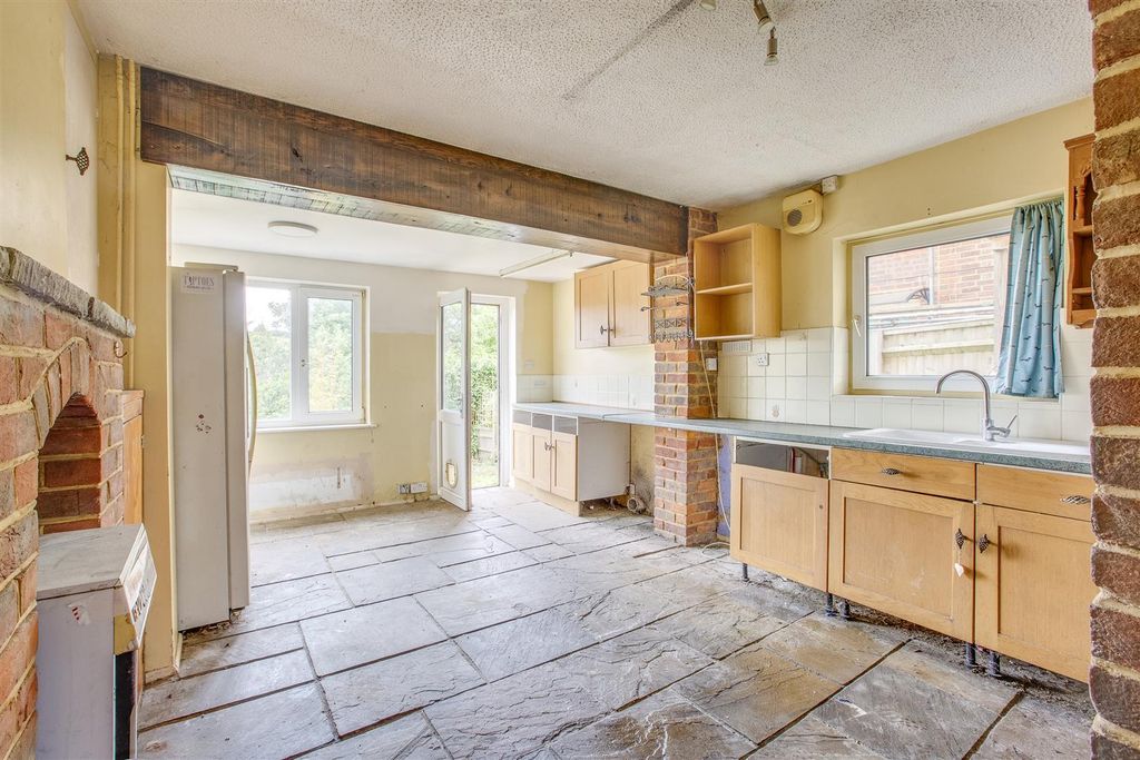 Property photo 3 of 11 Kitchen
