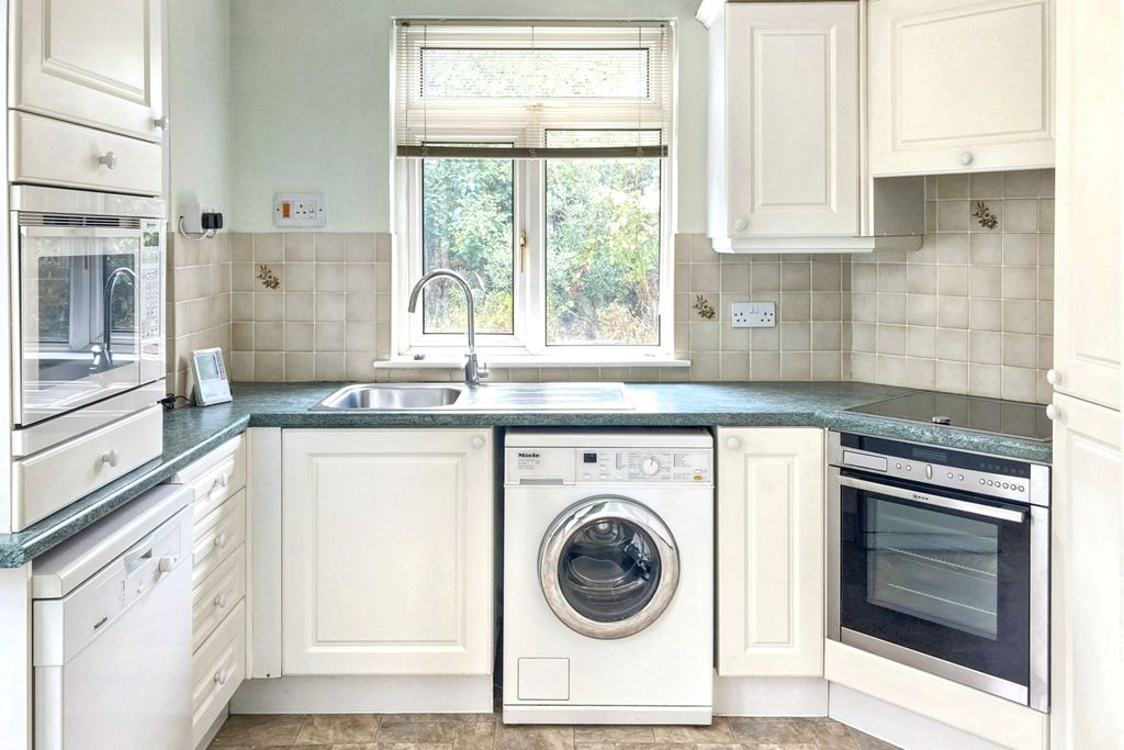 Property photo 3 of 7 124 Frinstead Road, Erith, Kent, Da8 3Lb
