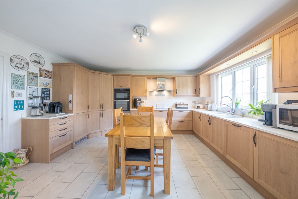 Property photo 2 of 23