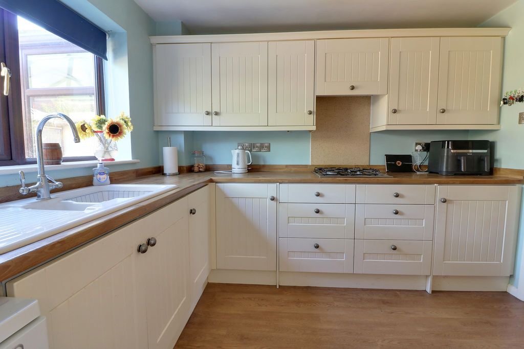 Property photo 3 of 19 Kitchen