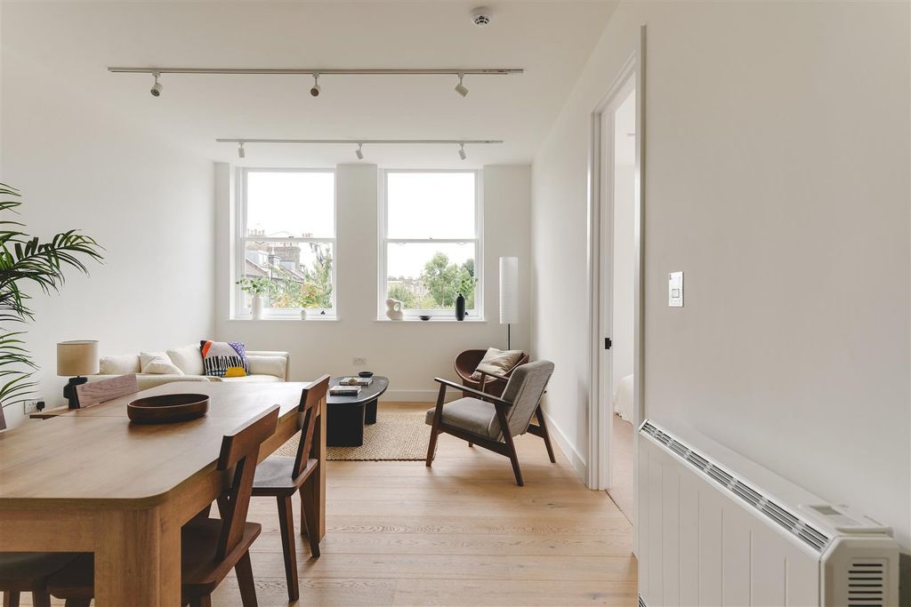 Property photo 3 of 22 Clissold Crescent-18.Jpg