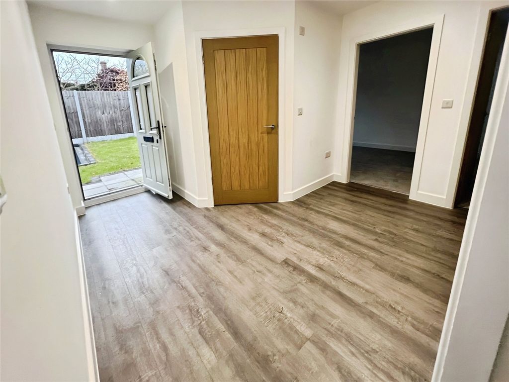 Property photo 3 of 16 Entrance Hall