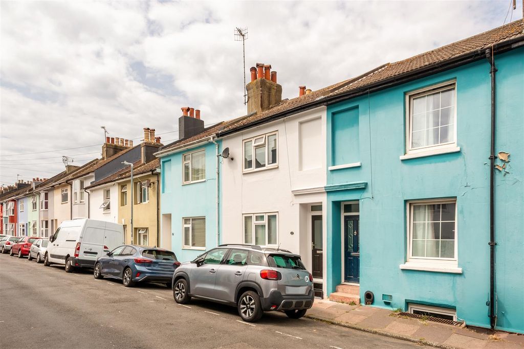 Property photo 1 of 32 32 Southampton Ext-1.Jpg