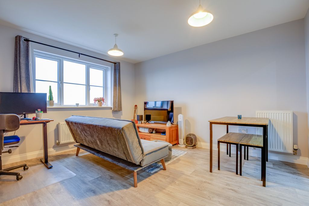 Property photo 2 of 16 Living Room 1.1