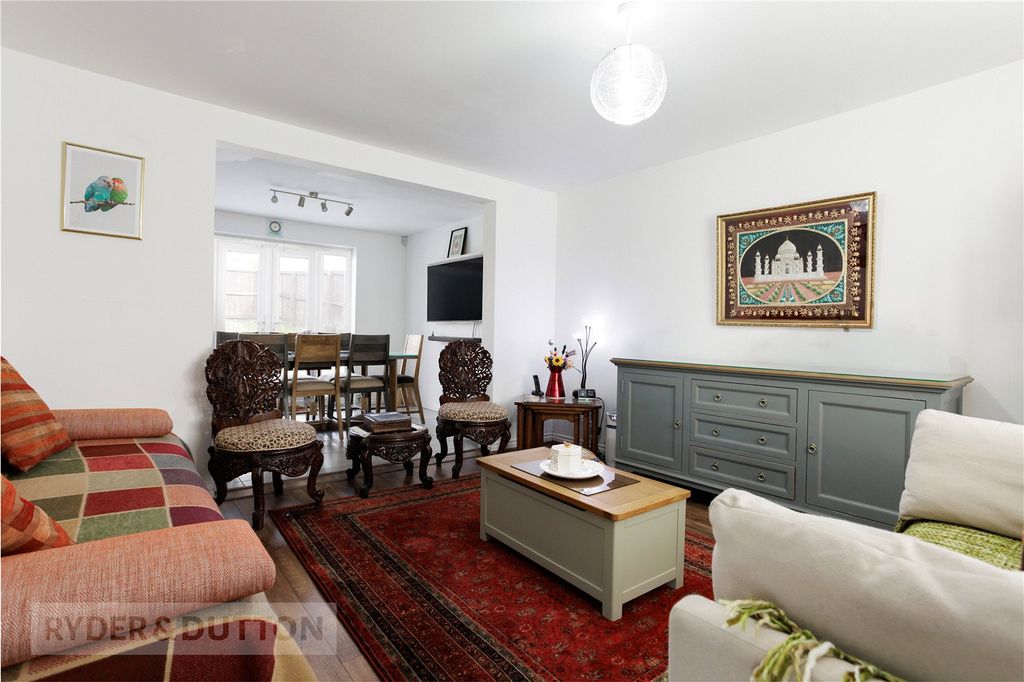 Property photo 3 of 33 Lounge