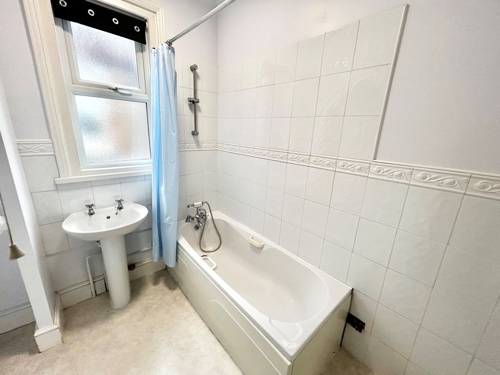 Property photo 3 of 7 Bathroom