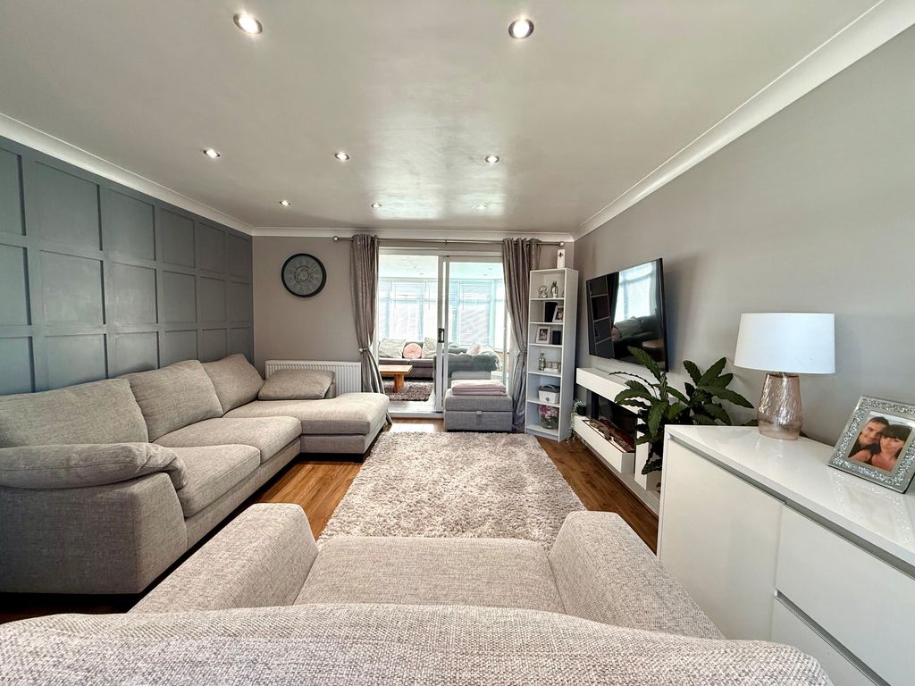 Property photo 3 of 29 7 Welford Close Lounge 1