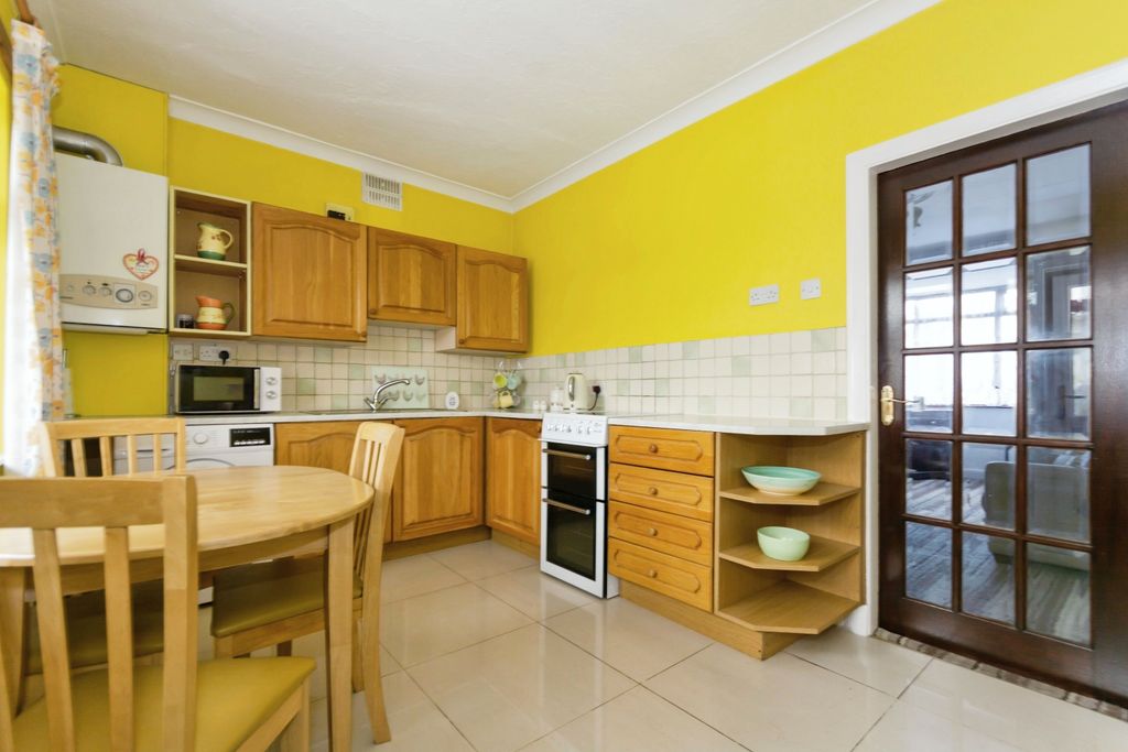 Property photo 3 of 17 Kitchen