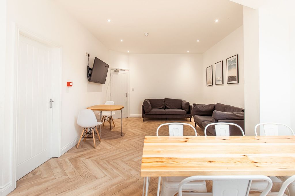 Property photo 2 of 10 Bright, Well-Maintained Living Room With Modern De...