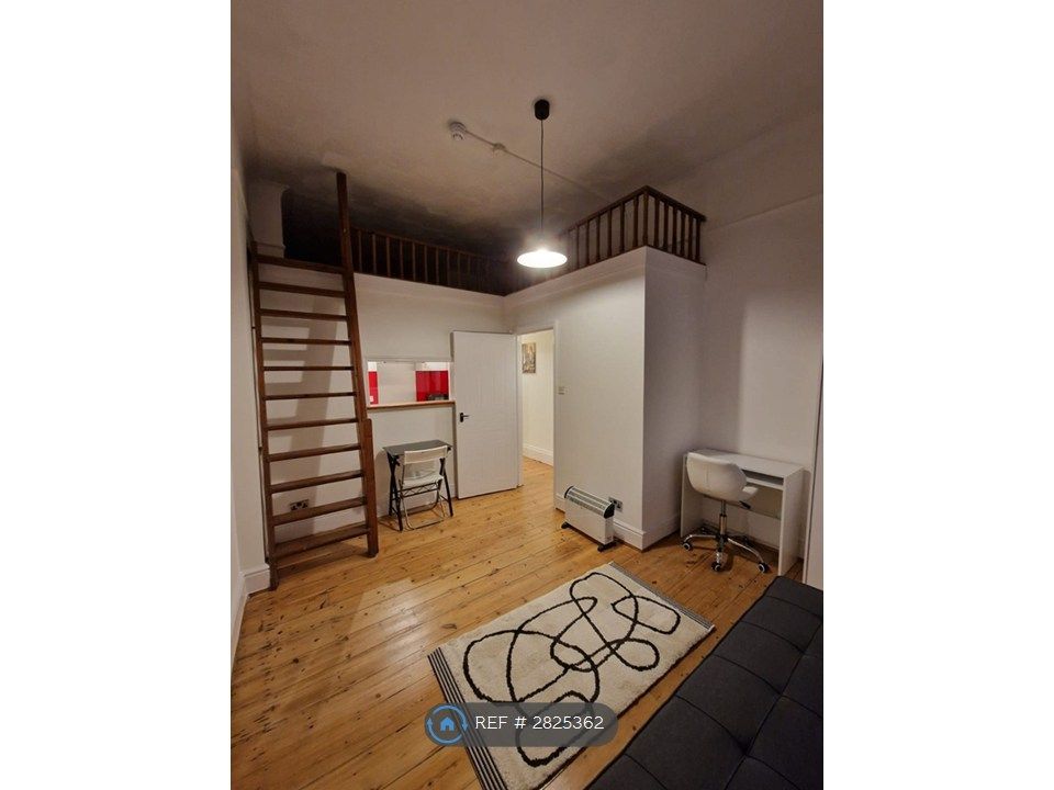 Property photo 1 of 6 Livingroom