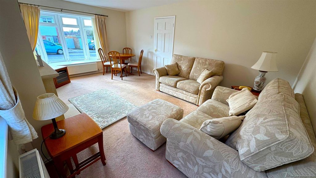 Property photo 2 of 13 Lounge (1).Jpg