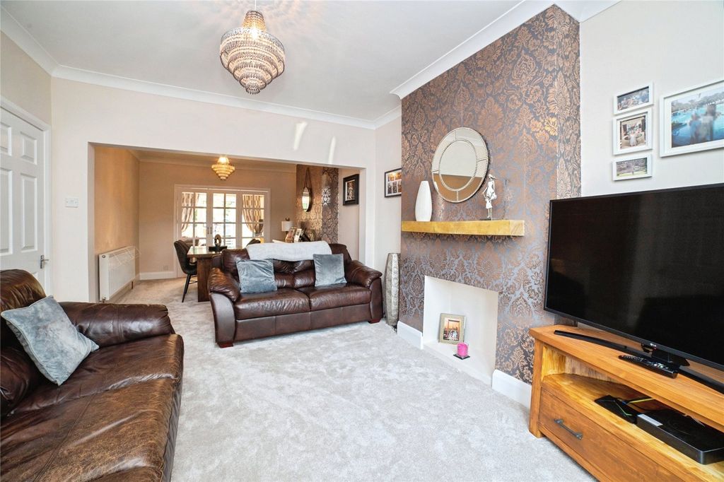 Property photo 3 of 22 Lounge