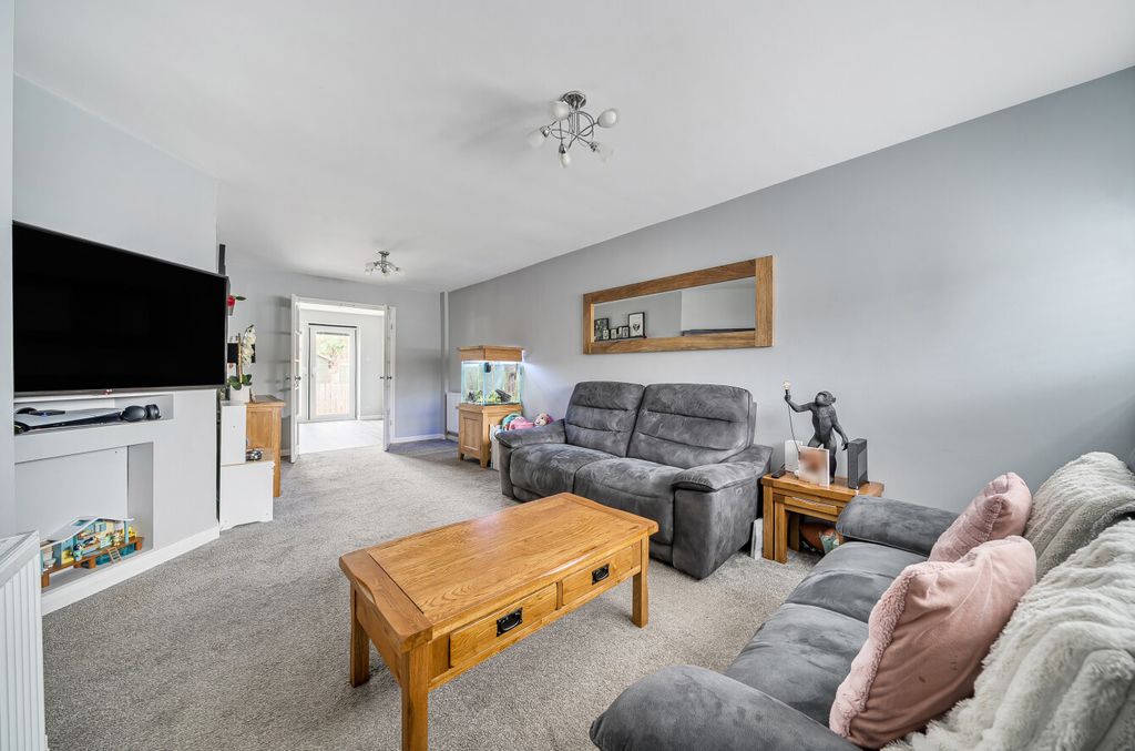 Property photo 3 of 13 1376455-13-690B85...