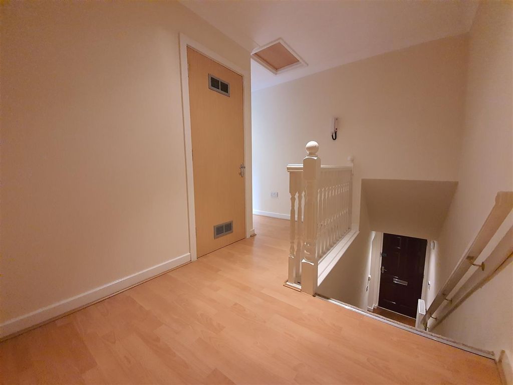 Property photo 2 of 11 Hallway
