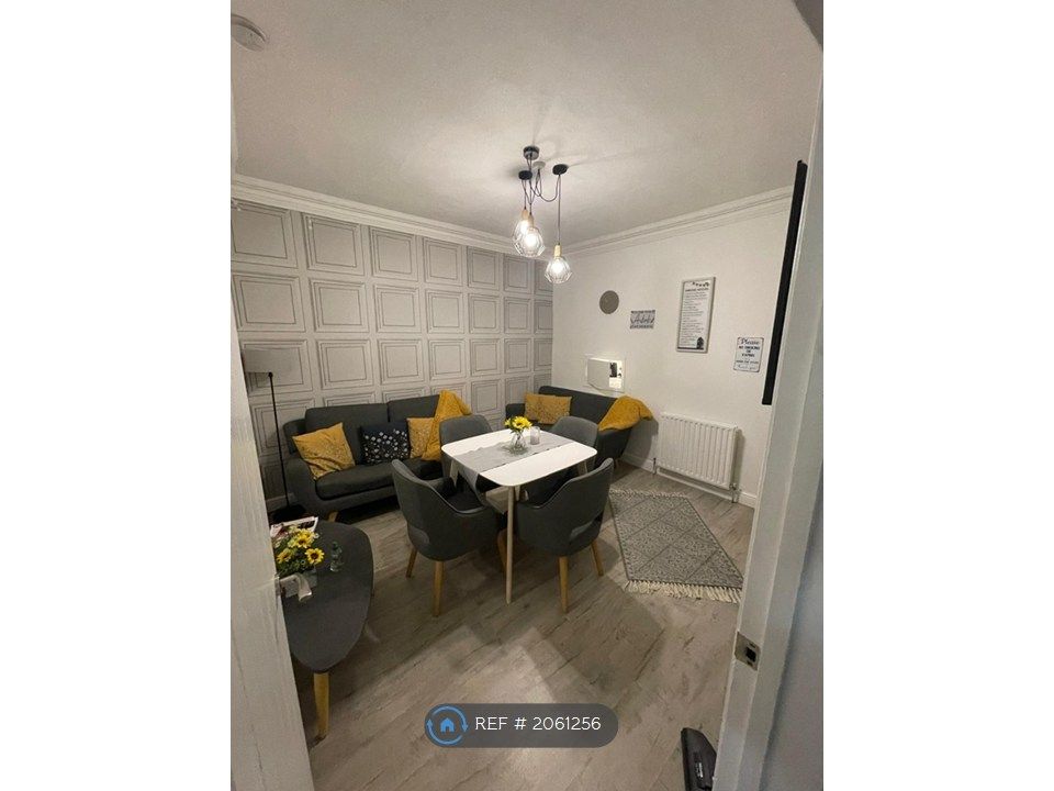 Property photo 1 of 18 Living Room