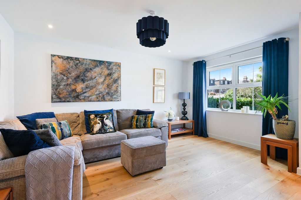 Property photo 3 of 32