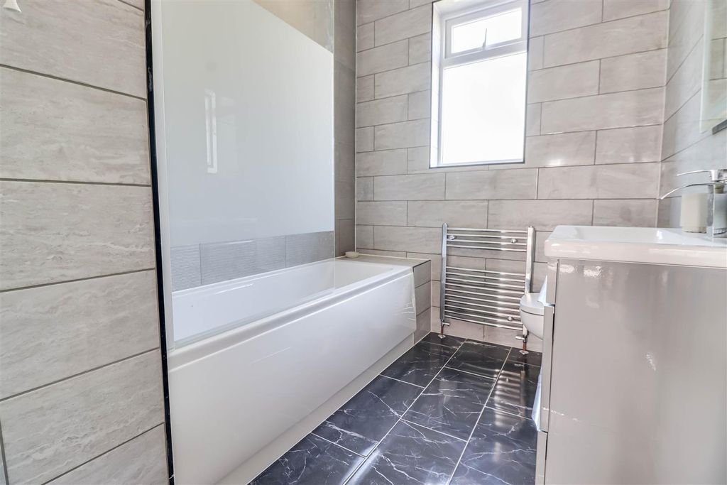 Property photo 1 of 20 Bathroom