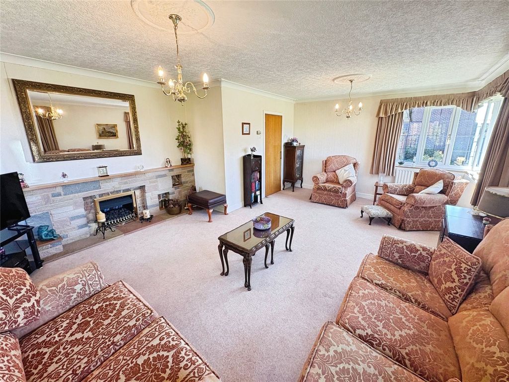 Property photo 3 of 28 Lounge