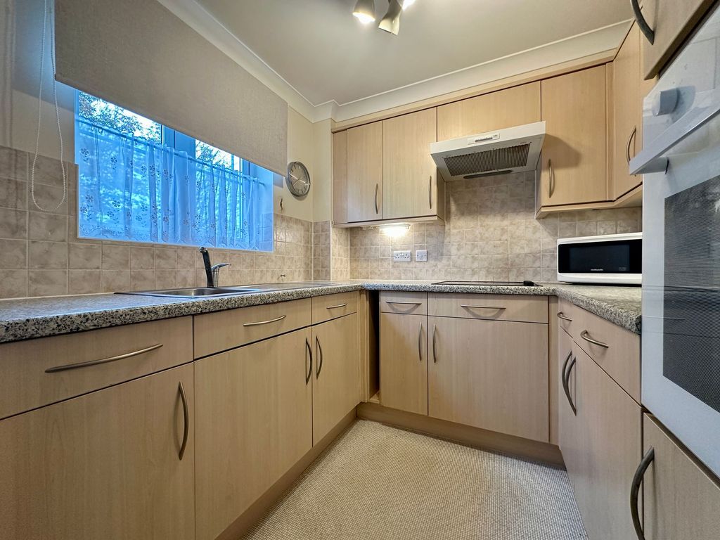 Property photo 3 of 11 Kitchen