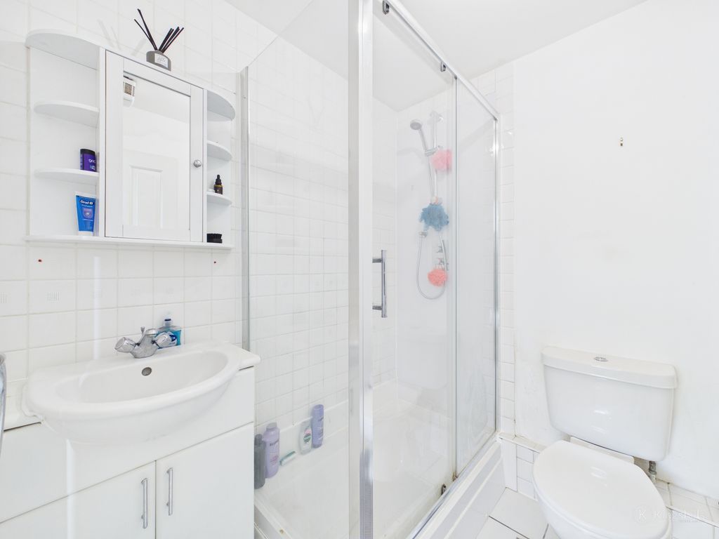 Property photo 3 of 11 En Suite