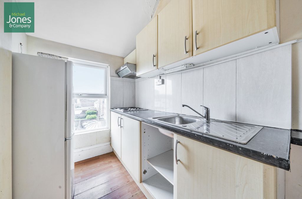 Property photo 1 of 8 Kitchen