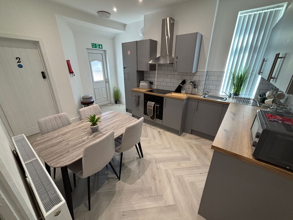 Property photo 1 of 7 Communal Kitchen / Diner