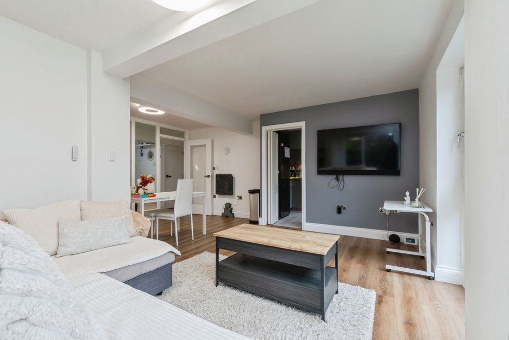 Property photo 2 of 16 Lounge