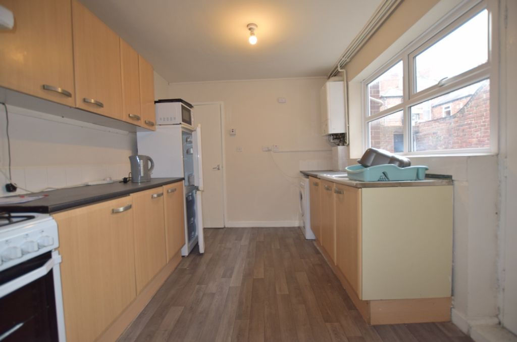 Property photo 3 of 7 A Spacious And Practical Kitchen With Ample Storag...