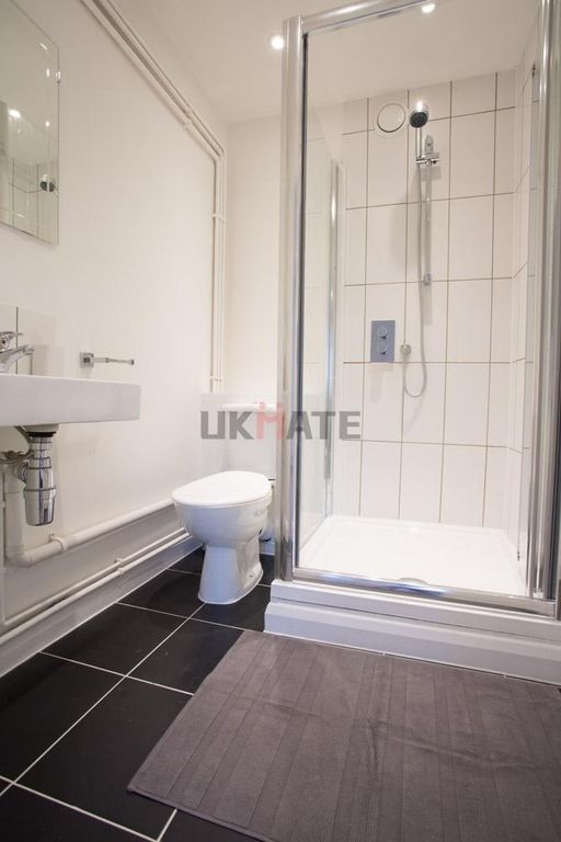 Property photo 3 of 11 A Modern And Clean Bathroom Featuring A Shower Cub...