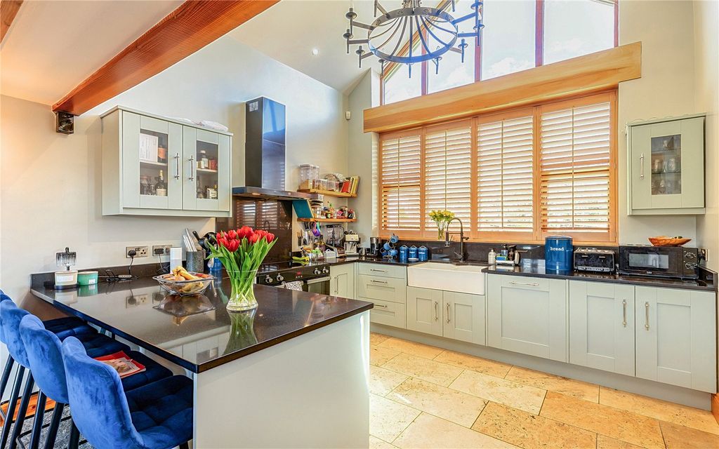 Property photo 2 of 20 Kitchen/Lounge