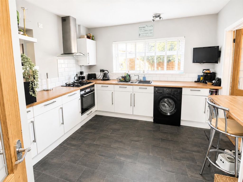 Property photo 2 of 4 Kitchen