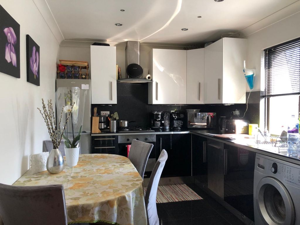 Property photo 2 of 7 Kitchen