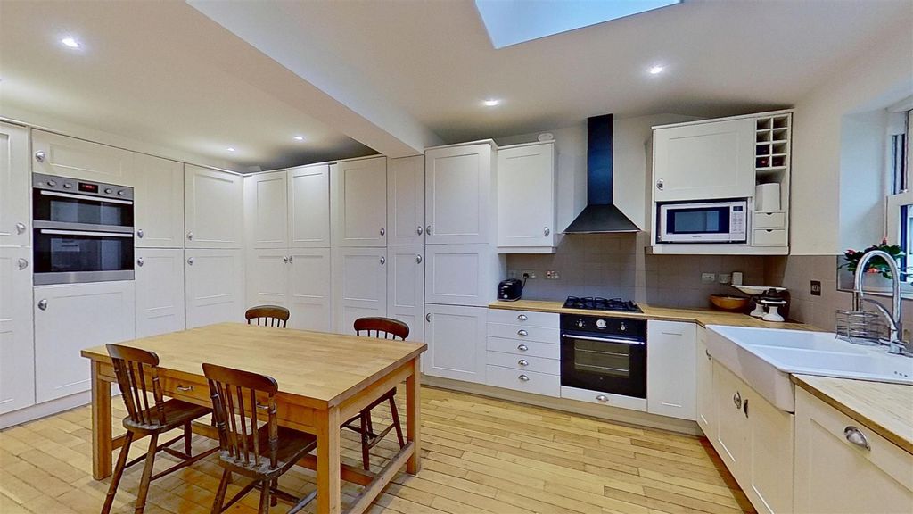 Property photo 2 of 20 The-Pleasance-Roehampton-Sw15-11152025_205116.Jpg