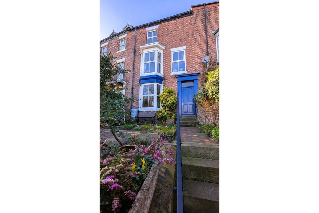 Property photo 2 of 31