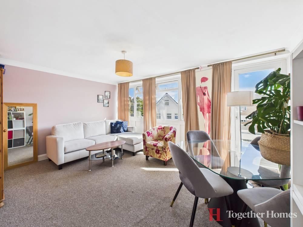 Property photo 1 of 13 Lounge