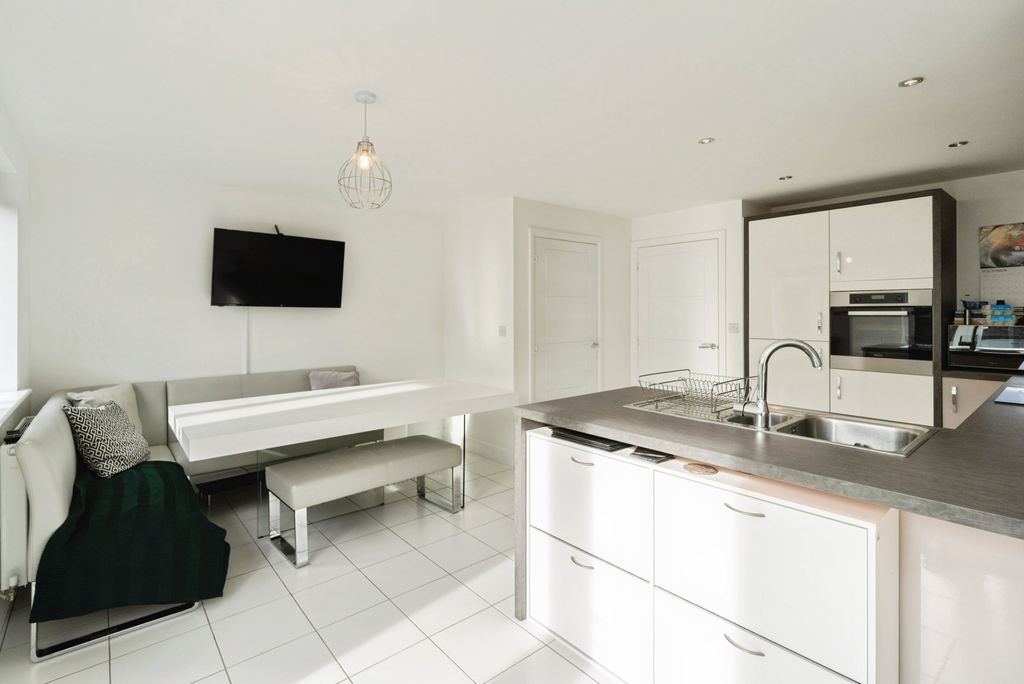 Property photo 2 of 17 Photo