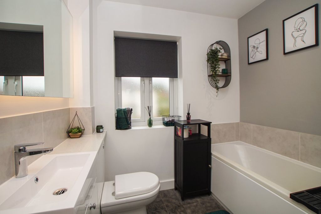 Property photo 3 of 17 Bathroom