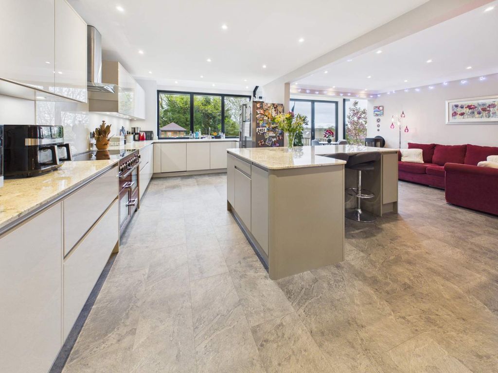 Property photo 3 of 35 Kitchen