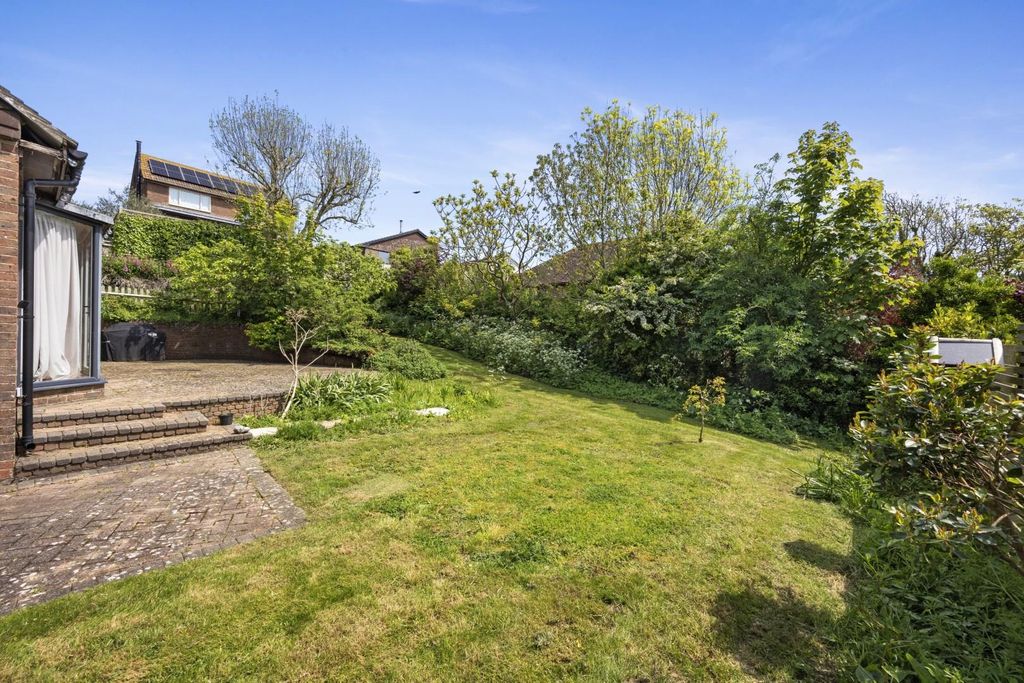 Property photo 3 of 17 Longhill Road, 023.Jpg